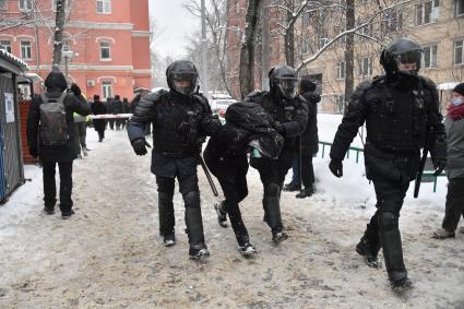 Москва.  Сотрудники правоохранительных органов задерживают участника несанкционированной акции в поддержку оппозиционера Алексея Навального.