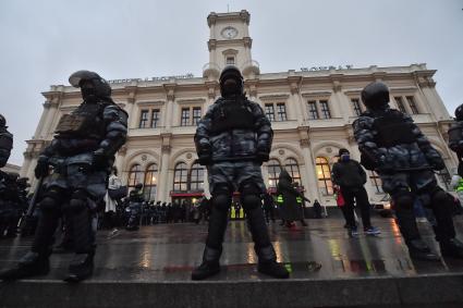 Москва. Сотрудники правоохранительных органов у Ленинградского вокзала во время несанкционированной акции в поддержку Алексея Навального.