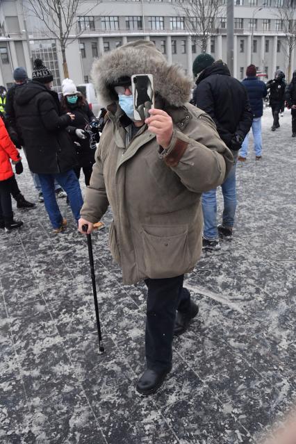 Москва.  Участники несанкционированной акции в поддержку Алексея Навального на одной из улиц города.