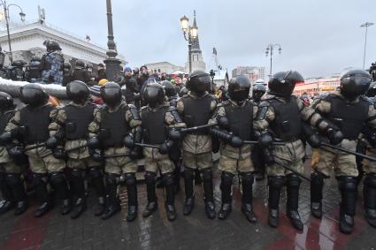 Москва. Сотрудники правоохранительных органов во время несанкционированной акции в поддержку Алексея Навального у станции метро `Комсомольская`.