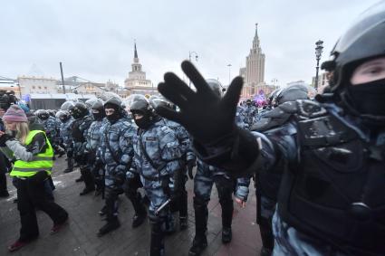 Москва. Сотрудники правоохранительных органов  во время несанкционированной акции в поддержку Алексея Навального на Комсомольской площади.