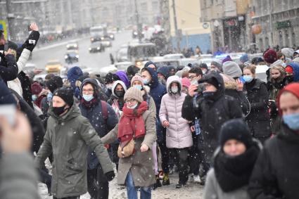 Москва.  Участники несанкционированной акции в поддержку Алексея Навального на одной из улиц города.