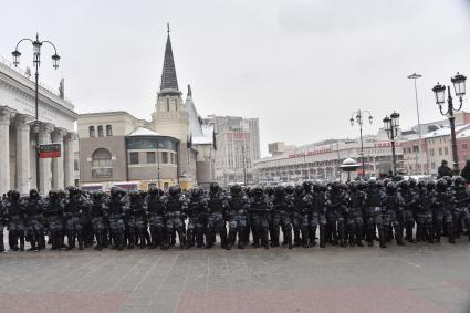 Москва. Сотрудники правоохранительных органов  во время несанкционированной акции в поддержку Алексея Навального у станции метро `Комсомольская`.