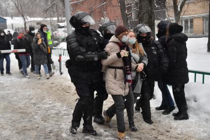 Москва.  Сотрудники правоохранительных органов задерживают участниц несанкционированной акции в поддержку оппозиционера Алексея Навального.