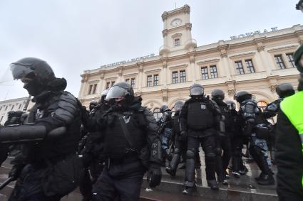 Москва. Сотрудники правоохранительных органов у Ленинградского вокзала во время несанкционированной акции в поддержку Алексея Навального.