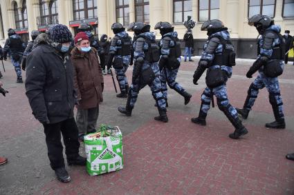 Москва. Сотрудники правоохранительных органов  во время несанкционированной акции в поддержку Алексея Навального у станции метро `Комсомольская`.