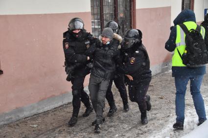 Москва.  Сотрудники правоохранительных органов задерживают участника несанкционированной акции в поддержку оппозиционера Алексея Навального.