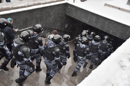 Москва. Сотрудники правоохранительных органов  во время несанкционированной акции в поддержку Алексея Навального у станции метро `Комсомольская`.