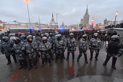 Москва. Сотрудники правоохранительных органов  во время несанкционированной акции в поддержку Алексея Навального на Комсомольской площади.