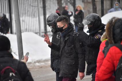 Москва.  Сотрудники правоохранительных органов задерживают участника несанкционированной акции в поддержку оппозиционера Алексея Навального.