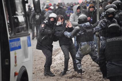 Москва.  Сотрудники правоохранительных органов задерживают участника несанкционированной акции в поддержку оппозиционера Алексея Навального.