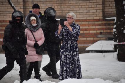 Москва.  Участники несанкционированной акции в поддержку Алексея Навального на одной из улиц города.