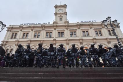 Москва. Сотрудники правоохранительных органов у Ленинградского вокзала во время несанкционированной акции в поддержку Алексея Навального.