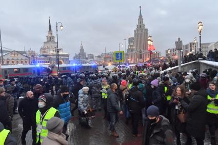 Москва. Сотрудники правоохранительных органов и участники несанкционированной акции в поддержку оппозиционера Алексея Навального  на Комсомольской площади.