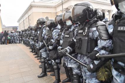 Москва. Сотрудники правоохранительных органов во время несанкционированной акции в поддержку Алексея Навального у станции метро `Комсомольская`.