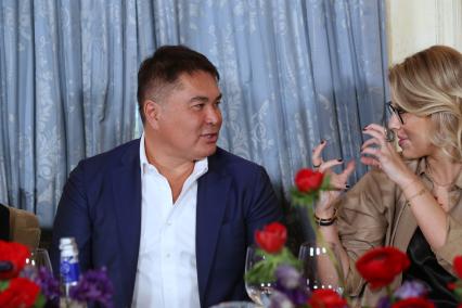 Ресторан ТУРАНДОТ. Пресс-завтрак ПРЕМИИ МУЗ-ТВ 2020. На снимке: генеральный директор телеканала МУЗ-ТВ Арман Давлетьяров и телеведущая Ксения Собчак