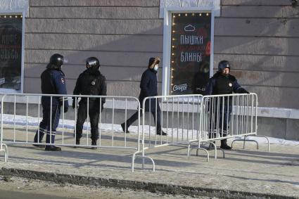 Барнаул. Сотрудники правоохранительных органов во время несанкционированной акции в поддержку оппозиционера Алексея Навального.