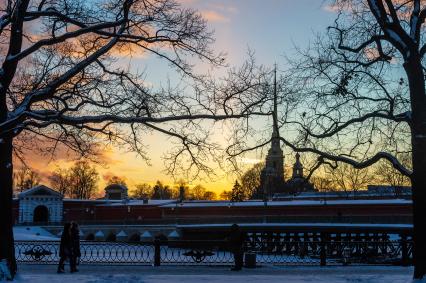 Санкт-Петербург. Яркий закат с видом на Петропавловскую крепость и Неву.
