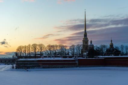 Санкт-Петербург. Яркий закат с видом на Петропавловскую крепость и Неву.