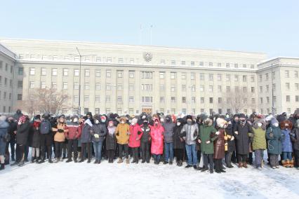 Иркутск. Участники несанкционированной акции в поддержку оппозиционера Алексея Навального у здания правительства Иркутской области.