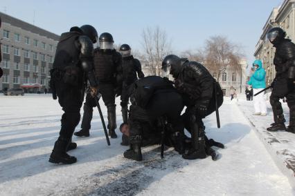 Иркутск. Сотрудники правоохранительных органов задерживают  участника несанкционированной акции в поддержку оппозиционера Алексея Навального у здания правительства Иркутской области.