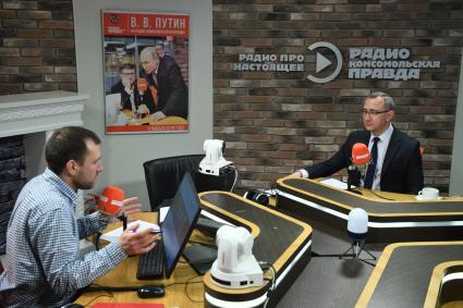 Москва. Ведущий Антон Челышев и губернатор Калужской области Владислав Шапша (слева направо) на радиостанции `Комсомольская правда`.