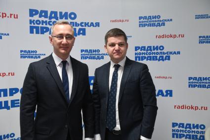 Москва. Губернатор Калужской области Владислав Шапша и заместитель генерального директора ИД `Комсомольская правда ` Роман Карманов (справа) на радиостанции `Комсомольская правда`.