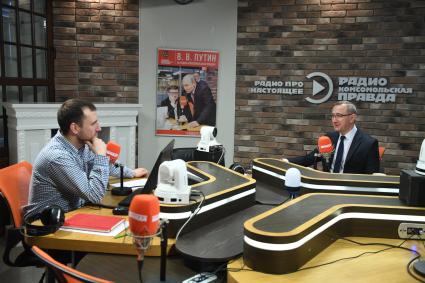 Москва. Ведущий Антон Челышев и губернатор Калужской области Владислав Шапша (слева направо) на радиостанции `Комсомольская правда`.