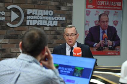 Москва. Ведущий Антон Челышев и губернатор Калужской области Владислав Шапша (слева направо) на радиостанции `Комсомольская правда`.