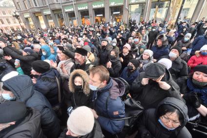 Москва. Люди во время церемонии прощания с актером Василием Лановым у Театра имени Вахтангова.