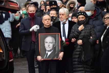 Москва. Директор театра Вахтангова Кирилл Крок (второй слева), актер Юрий Шлыков (в центре) и вдова актера Василия Ланового Ирина Купченко (вторая справа) во время церемонии прощания с Василием Лановым в Театре имени Вахтангова.