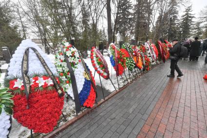 Москва. Венки у могилы актера Василия Ланового на Новодевичьем кладбище.