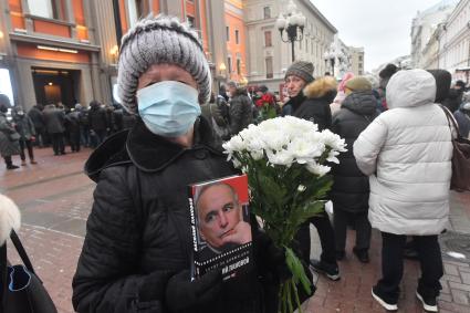 Москва. Люди во время церемонии прощания с актером Василием Лановым у Театра имени Вахтангова.