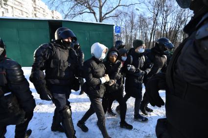 Москва.  Сотрудники полиции во время задержания участников акции в поддержку Навального у здания Мосгорсуда, где  будет рассматриваться требование ФСИН о замене условного срока Алексея Навального на реальный.