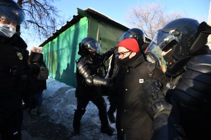 Москва.  Сотрудники полиции во время задержания участника акции в поддержку Навального у здания Мосгорсуда, где  будет рассматриваться требование ФСИН о замене условного срока Алексея Навального на реальный.