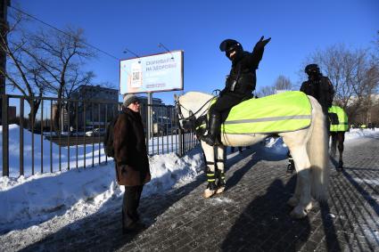 Москва.  Конная полиция в районе Мосгорсуда, где  будет рассматриваться требование ФСИН о замене условного срока Алексея Навального на реальный.