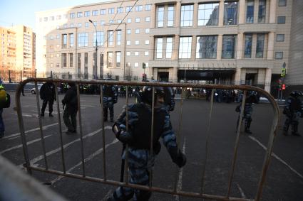 Москва. Сотрудники правоохранительных органов у здания Мосгорсуда, где  будет рассматриваться требование ФСИН о замене условного срока Алексея Навального на реальный.