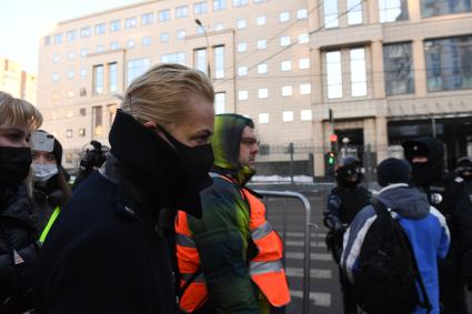 Москва.  Супруга Алексея Навального Юлия у здания Московского городского суда, где  будет рассматриваться требование ФСИН о замене условного срока Алексея Навального на реальный.