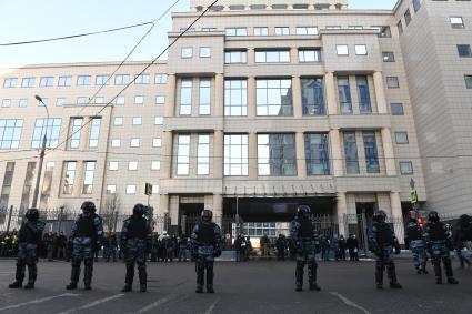 Москва. Сотрудники правоохранительных органов у здания Мосгорсуда, где  будет рассматриваться требование ФСИН о замене условного срока Алексея Навального на реальный.