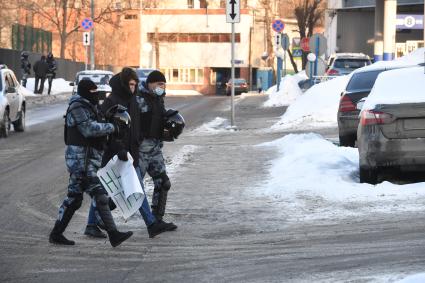 Москва.  Сотрудники полиции во время задержания участника акции в поддержку Навального у здания Мосгорсуда, где  будет рассматриваться требование ФСИН о замене условного срока Алексея Навального на реальный.