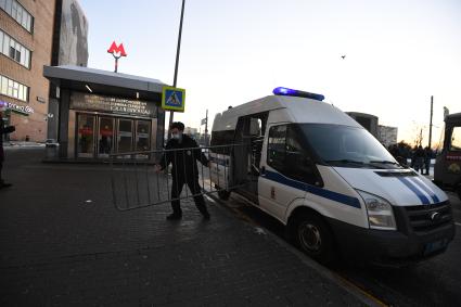 Москва. Сотрудник полиции у выхода из станции метро `Преображенская площадь`, вблизи которой ожидается акция в поддержку Алексея Навального у здания Мосгорсуда, где  будет рассматриваться требование ФСИН о замене условного срока А. Навального на реальный.