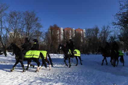 Москва.  Конная полиция в районе Мосгорсуда, где  будет рассматриваться требование ФСИН о замене условного срока Алексея Навального на реальный.