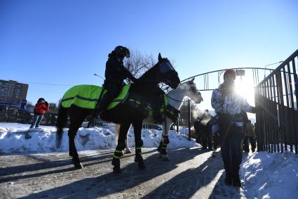 Москва.  Конная полиция в районе Мосгорсуда, где  будет рассматриваться требование ФСИН о замене условного срока Алексея Навального на реальный.