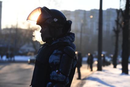 Москва. Сотрудник правоохранительных органов у здания Мосгорсуда, где  будет рассматриваться требование ФСИН о замене условного срока Алексея Навального на реальный.