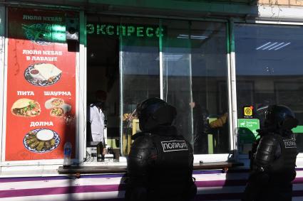 Москва. Сотрудники полиции у ларька.