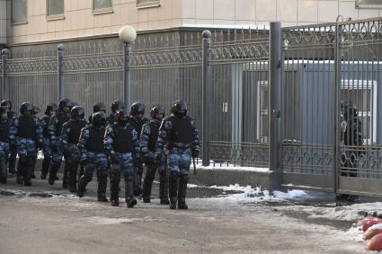 Москва. Сотрудники правоохранительных органов у здания Мосгорсуда, где  будет рассматриваться требование ФСИН о замене условного срока Алексея Навального на реальный.