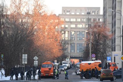 Москва. Сотрудники правоохранительных органов у здания Мосгорсуда, где будет рассматриваться требование ФСИН о замене условного срока Алексея Навального на реальный.