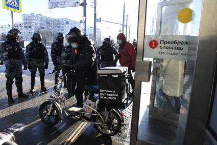 Москва. Сотрудники правоохранительных органов у выхода из станции метро `Преображенская площадь`, вблизи которой ожидается акция в поддержку Алексея Навального у здания Мосгорсуда, где  будет рассматриваться требование ФСИН о замене условного срока А. Навального на реальный.