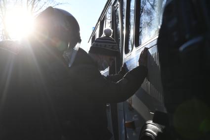 Москва.  Сотрудники полиции во время задержания участника акции в поддержку Навального у здания Мосгорсуда, где  будет рассматриваться требование ФСИН о замене условного срока Алексея Навального на реальный.