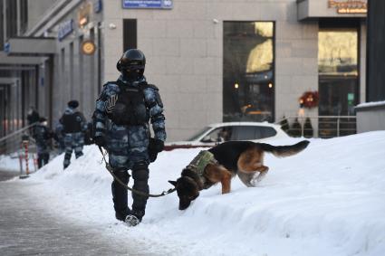 Москва. Сотрудник правоохранительных органов в районе Мосгорсуда, где  будет рассматриваться требование ФСИН о замене условного срока Алексея Навального на реальный.